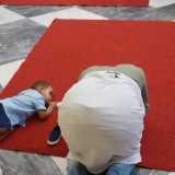 Tutti, anche i bambini, si prostrano quindi a terra in preghiera 